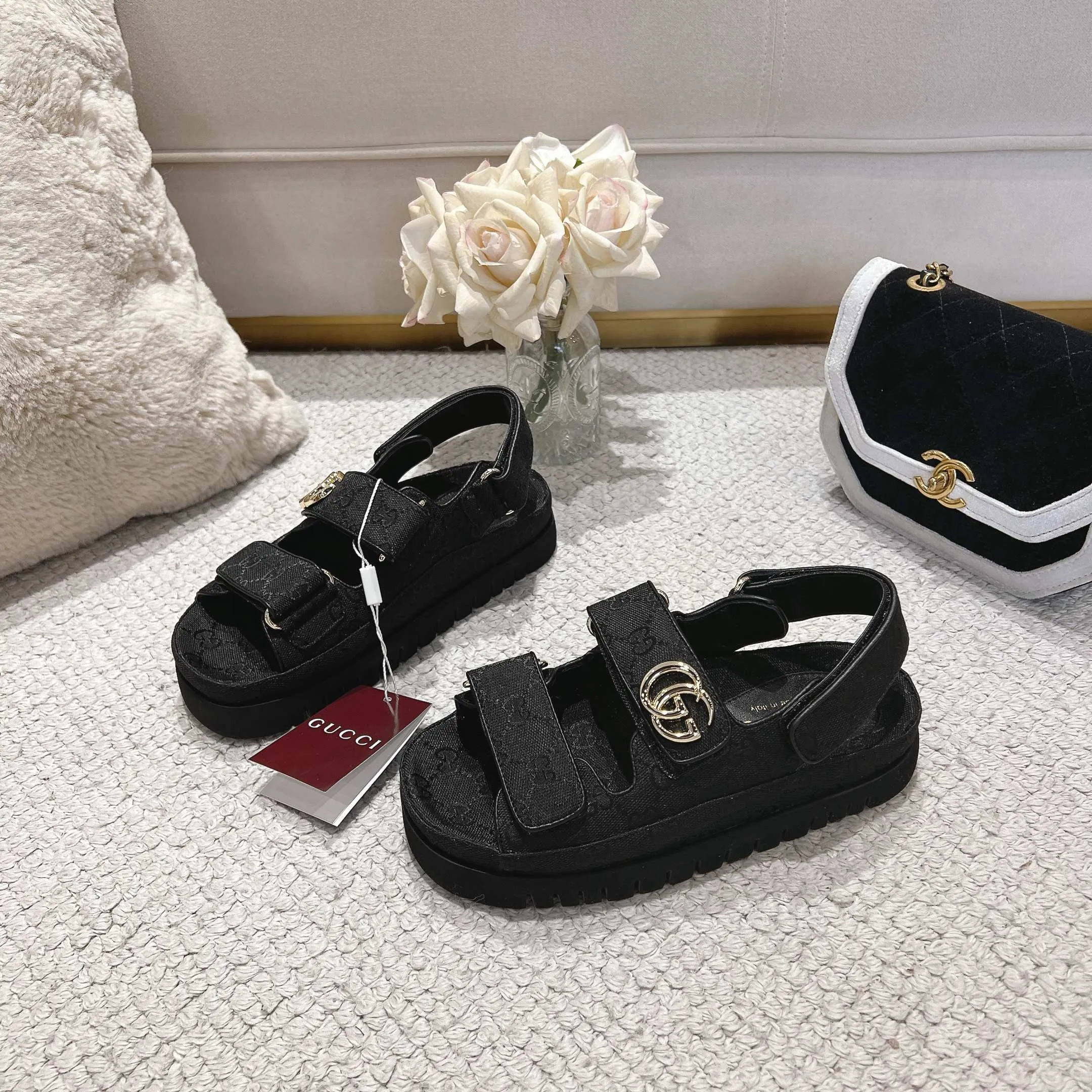 👟👟Ex-factory price 500👟👟Gucci’s modern design aesthetic explores the path of unique craftsmanship, cleverly integrating the brand’s classic elements with its beloved brand logo. The sandal is embellished with the beloved Double G hardware, adding a touch of understated branding to the design, complementing the versatility of the Velcro straps. Outsole: Wear-resistant and easy-to-bend sawtooth rubber foam sole! Ultra-light sole. Natural PU heightening insole. Size: Female 35-41#